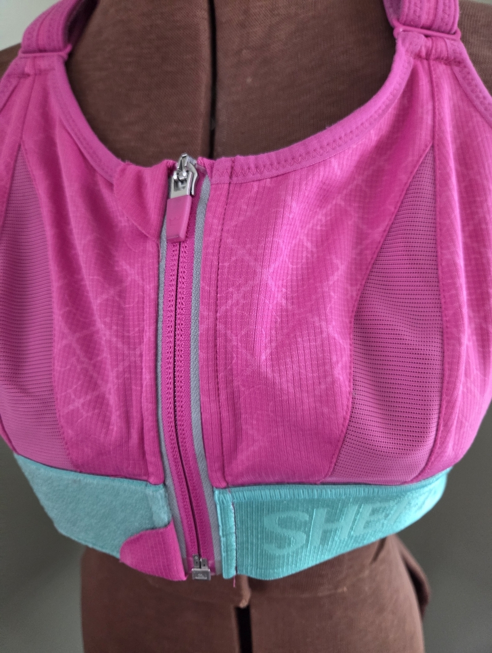 SHEFIT Pink and Green Sports Bra, Medium, Zipper, Hook & Eye Closure - Picture 10 of 12